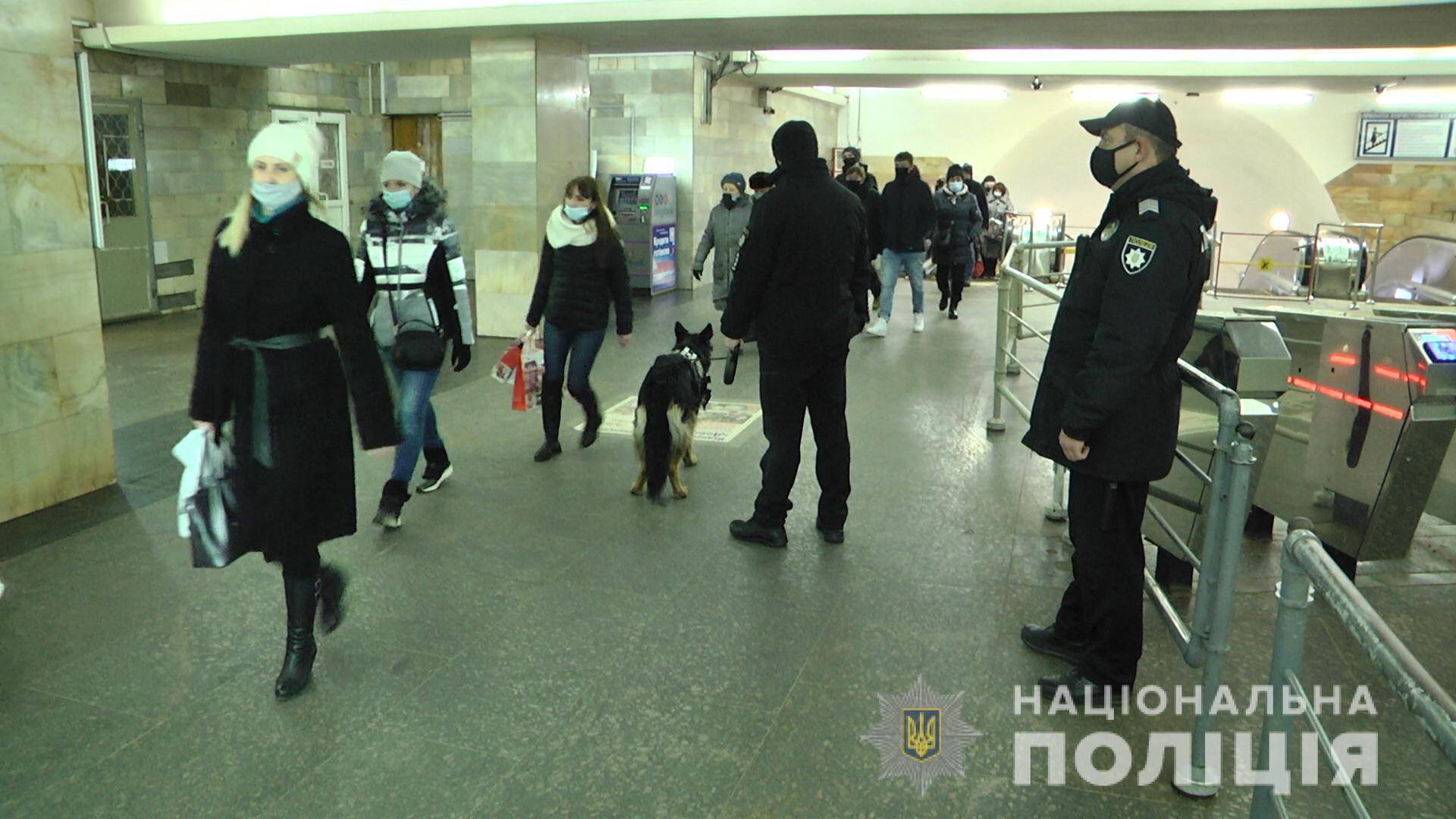 Полиция задержала в метро харьковчанина с 12 граммами героина. Теперь ему грозит столько же лет тюрьмы. Фото: Нацполиция