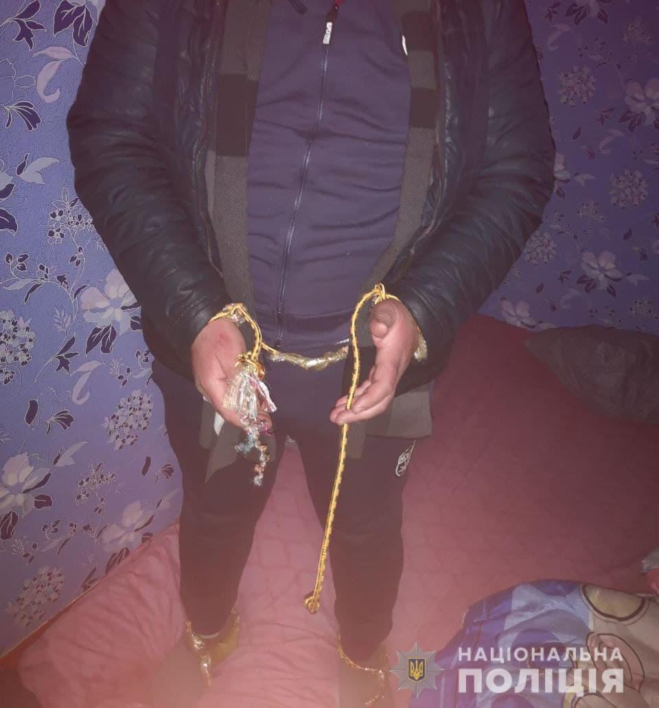 Копы разыскали похищенного харьковчанина. Его силой удерживали в подвале в Кировоградской области. Фото: Нацполиция