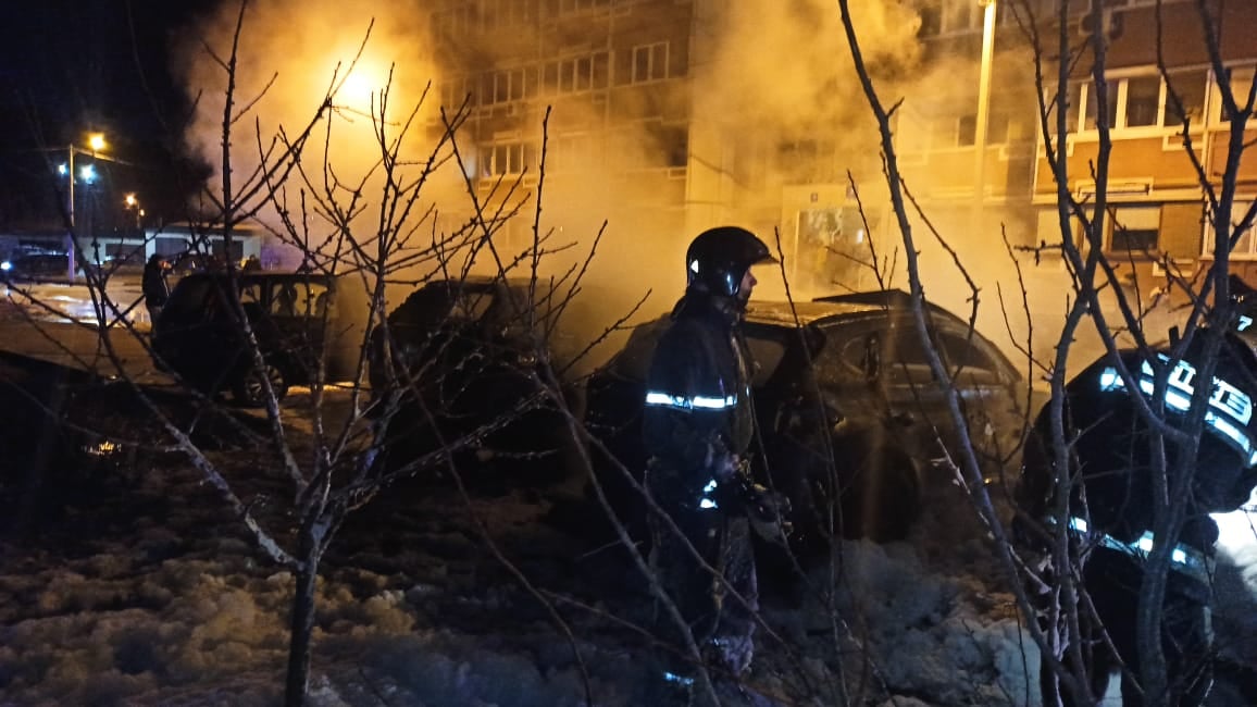 Под Харьковом неизвестный поджег Hyundai. Огонь повредил еще две припаркованные рядом машины. Фото. Полиция